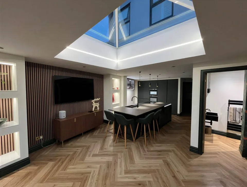 Flat-roof extension with a glass roof lantern